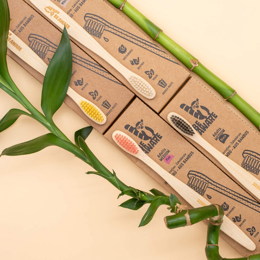 Blaue Kinderzahnbürste aus Bambus mit weichen Borsten